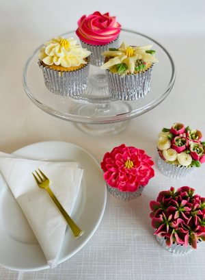 Piped buttercream flowers Part 1 cupcakes
